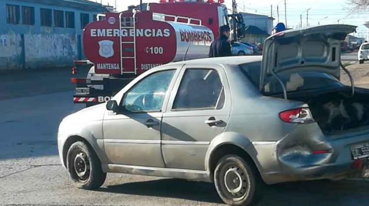 Un Autobomba chocó y se incendió una casa completa