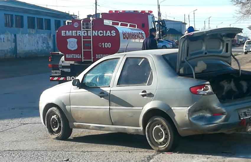 Un Autobomba chocó y se incendió una casa completa