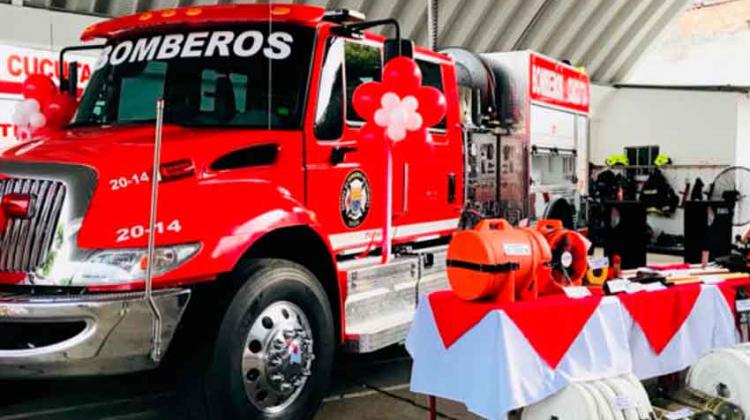 Máquina apagafuegos para el cuerpo de bomberos voluntarios