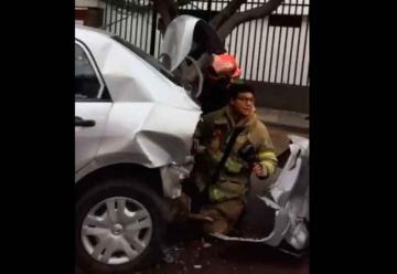 Mujer atropelló a dos bomberos que atendían un accidente
