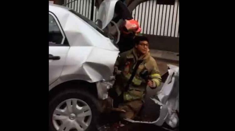 Mujer atropelló a dos bomberos que atendían un accidente Mujer atropelló a dos bomberos que atendían un accidente