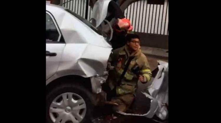 Mujer atropelló a dos bomberos que atendían un accidente