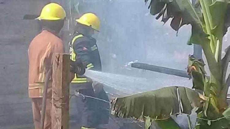 Quemó su vivienda y no quería asistencia de los bomberos Quemó su vivienda y no quería asistencia de los bomberos