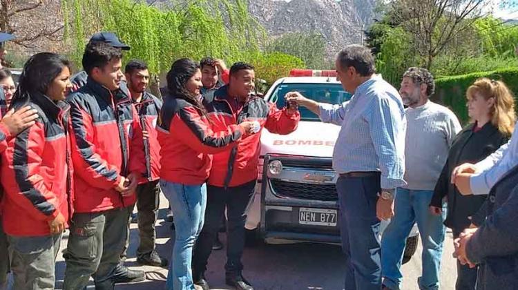 Entregan camioneta a bomberos de Sanagasta