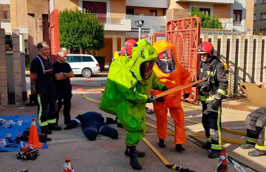 Curso práctico de los bomberos sobre mercancías peligrosas