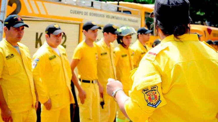 Bomberos en Paraguay realizaron colecta en su 40º aniversario