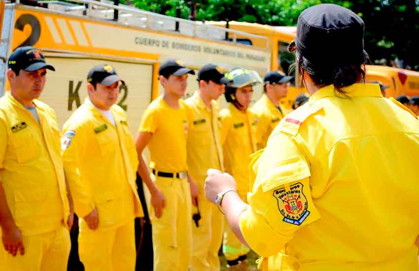 Bomberos en Paraguay realizan colecta en su 40º aniversario