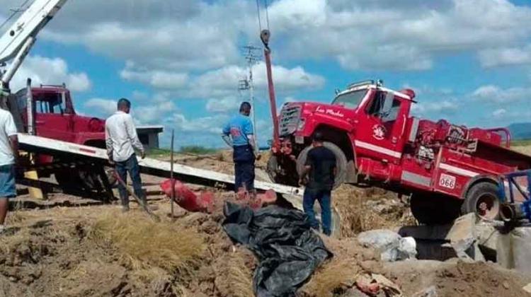 Carro de bomberos cae de puente dañado por lluvia Carro de bomberos cae de puente dañado por lluvia