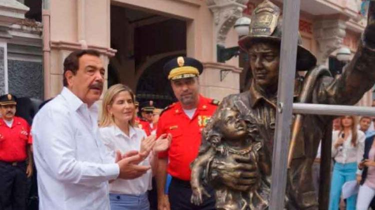 Bomberos levantaron estatua en el centro de Guayaquil Bomberos levantaron estatua en el centro de Guayaquil