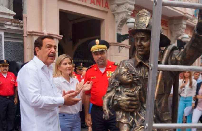 Bomberos levantaron estatua en el centro de Guayaquil