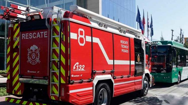 Bomberos de Santiago se capacita en nuevo Buses