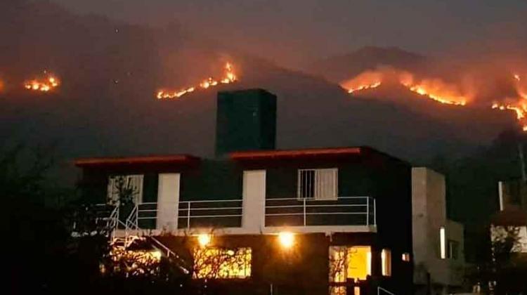 Bomberos luchan contra el fuego en dos frentes de Punilla