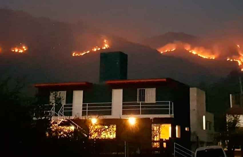 Bomberos luchan contra el fuego en dos frentes de Punilla