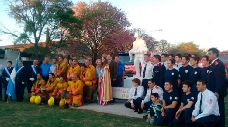 Se inauguró el monumento a los bomberos voluntarios