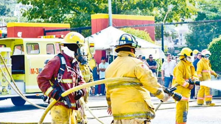 Reciben unidades del cuerpo de Bomberos en malas condiciones Reciben unidades del cuerpo de Bomberos en malas condiciones