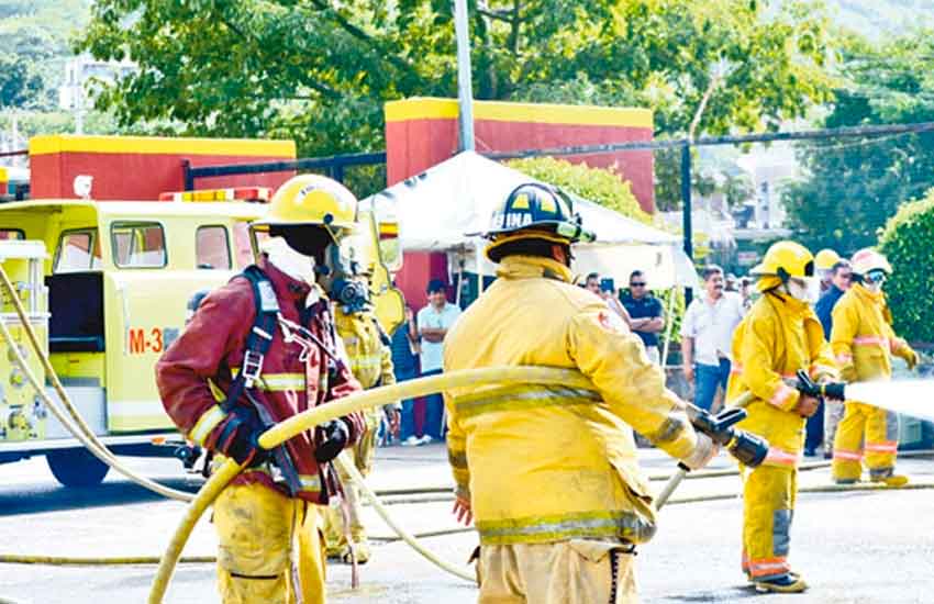 Reciben unidades del cuerpo de Bomberos en malas condiciones