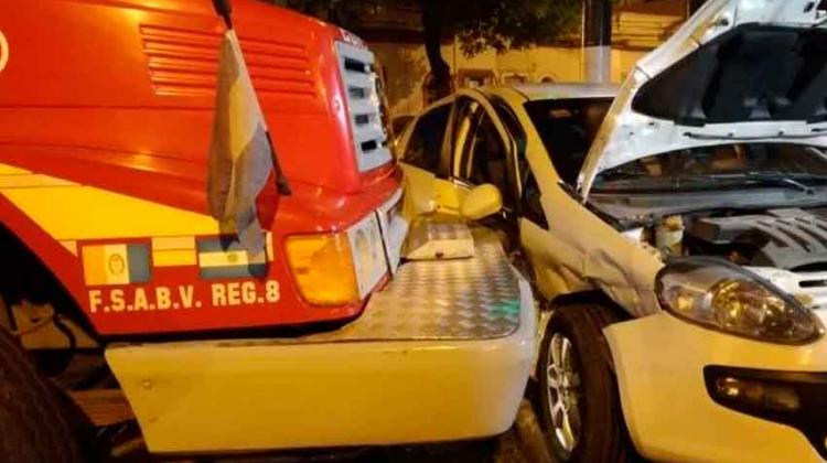 Camión de bomberos que iba a un incendio chocó con auto