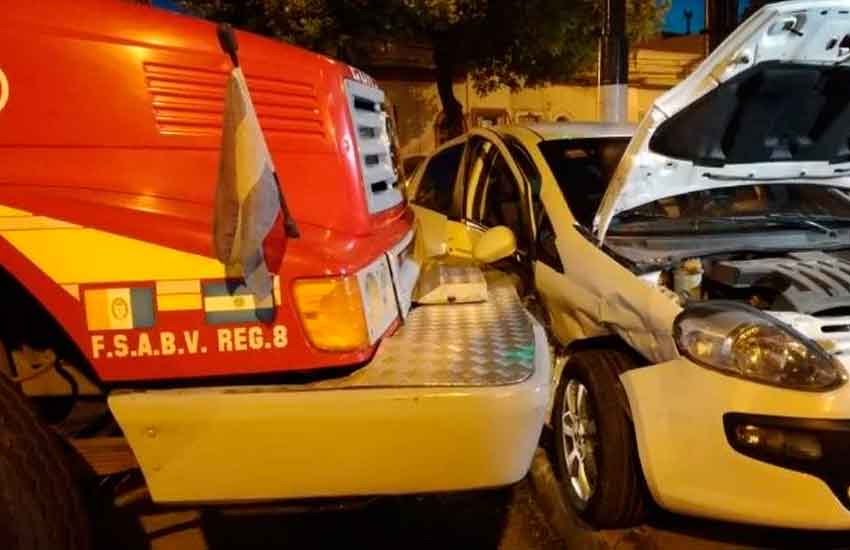 Camión de bomberos que iba a un incendio chocó con auto