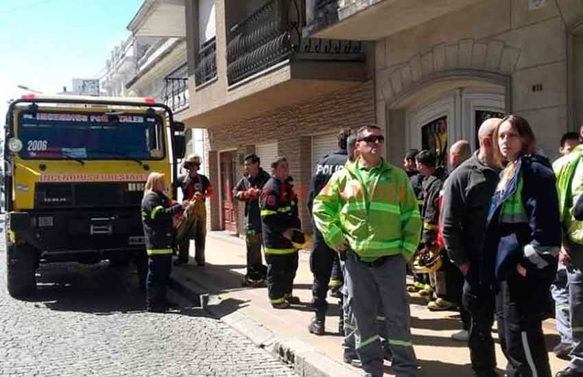 Bomberos y SAME hicieron simulacro en obra en construcción