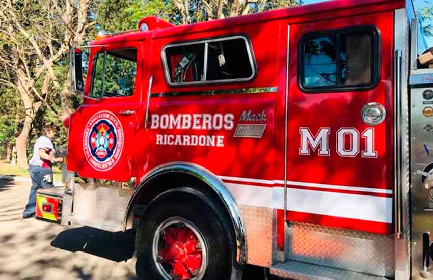 Bomberos de Ricardone presentaron su autobomba