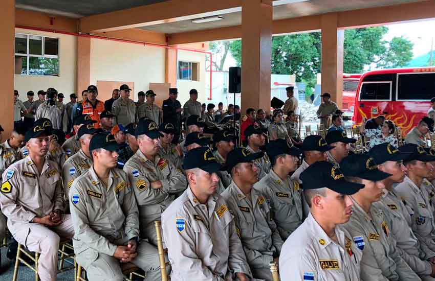 Bomberos se especializan para servir mejor a la ciudadanía