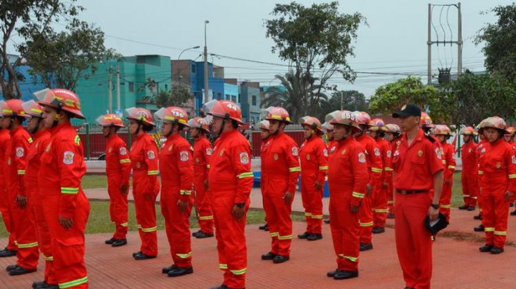 Municipio entrega modernos uniformes a bomberos