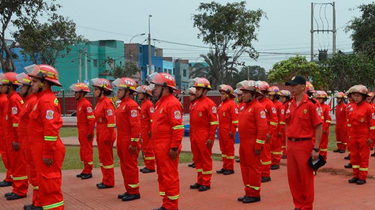 Municipio entrega modernos uniformes a bomberos Municipio entrega modernos uniformes a bomberos