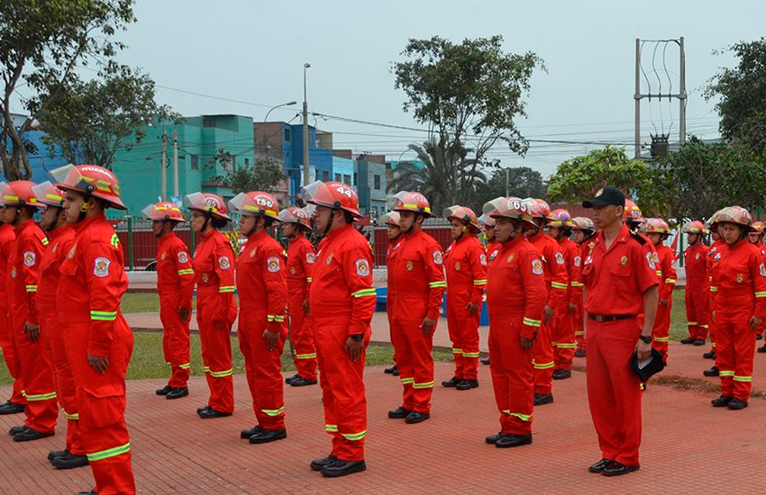Municipio entrega modernos uniformes a bomberos