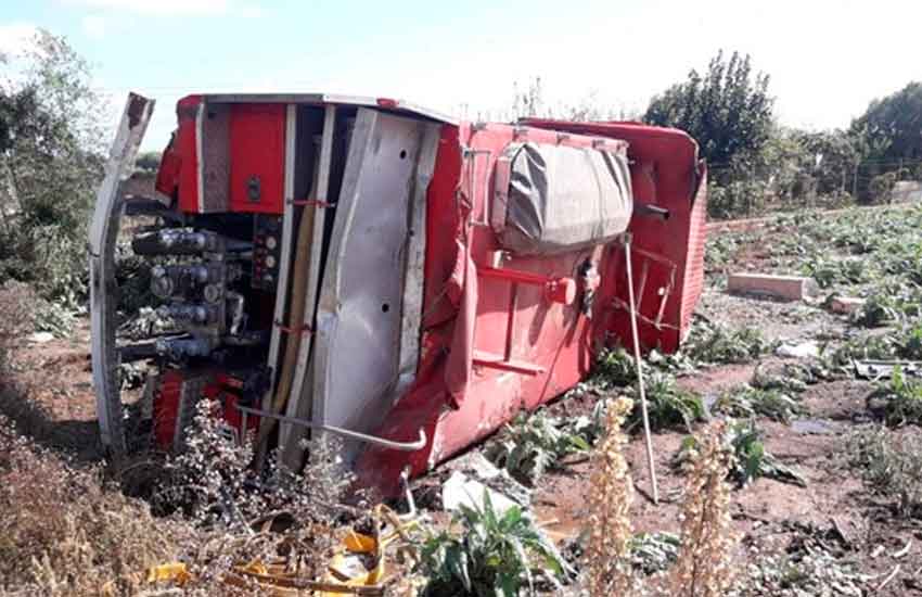 Dos bomberos hospitalizados tras sufrir un accidente