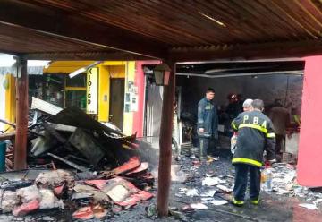 Incendio destruyó pizzería a solo seis cuadras de un cuartel de Bomberos que no habilitan