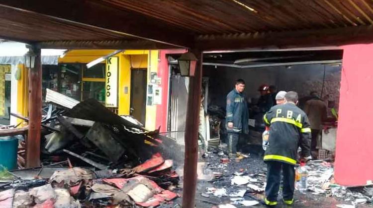 Incendio destruyó pizzería a solo seis cuadras de un cuartel de Bomberos que no habilitan