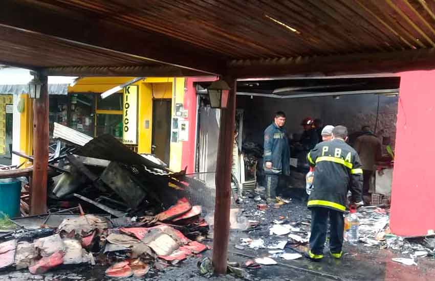 Incendio destruyó pizzería a solo seis cuadras de un cuartel de Bomberos que no habilitan