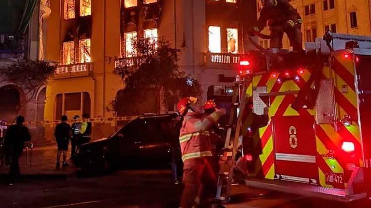 Incendio destruyó centenario edificio del casco histórico de Lima Incendio destruyó centenario edificio del casco histórico de Lima