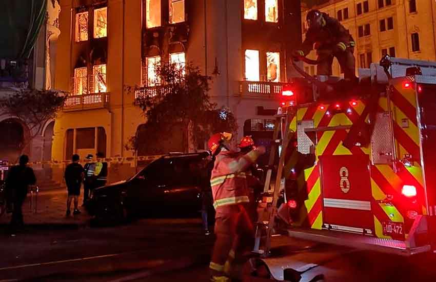 Incendio destruyó centenario edificio del casco histórico de Lima