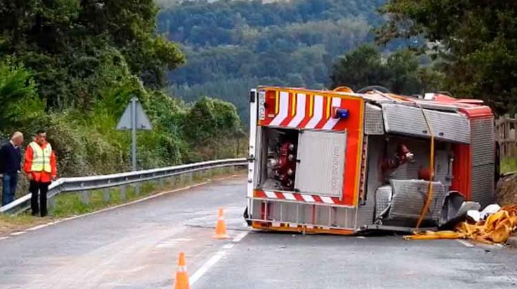 Un vehículo de bomberos se estrella en Carranza Un vehículo de bomberos se estrella en Carranza