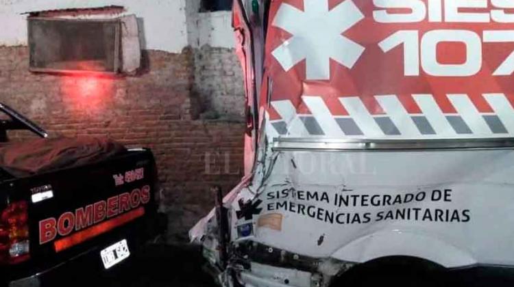 Un camión chocó a una ambulancia en la autopista