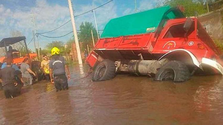 Volcó un camión de los bomberos en medio de temporal