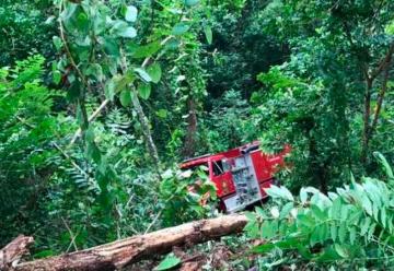 Camión de Bomberos cae por barranco en Quebradillas