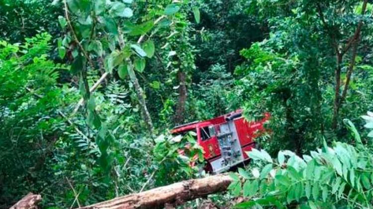 Camión de Bomberos cae por barranco en Quebradillas