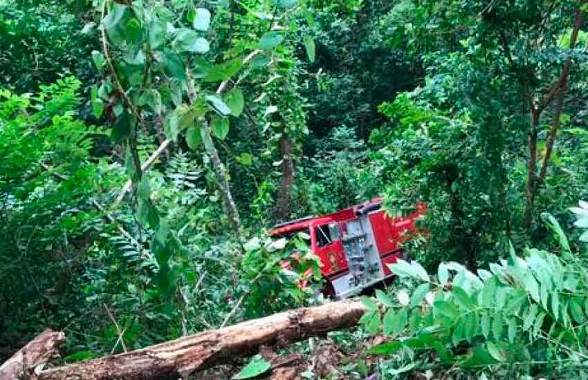 Camión de Bomberos cae por barranco en Quebradillas
