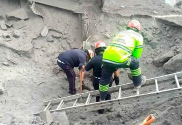 Condecora a bomberos que atendieron emergencia del Volcán de Fuego