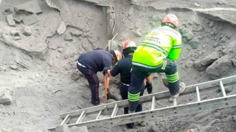 Condecora a bomberos que atendieron emergencia del Volcán de Fuego Condecora a bomberos que atendieron emergencia del Volcán de Fuego