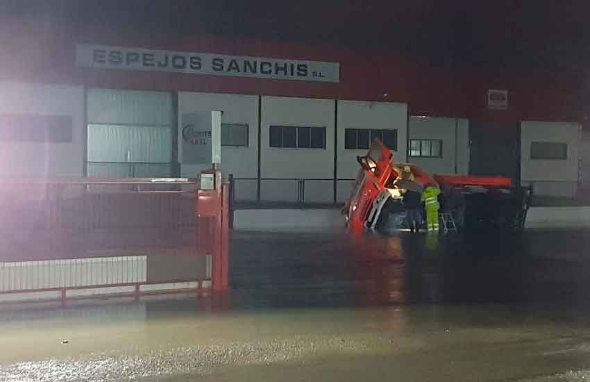 Dos camiones de bomberos sufren un accidente en Alzira