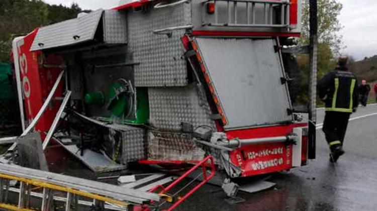 Bomberos heridos al volcar vehiculo cuando iban a un incendio