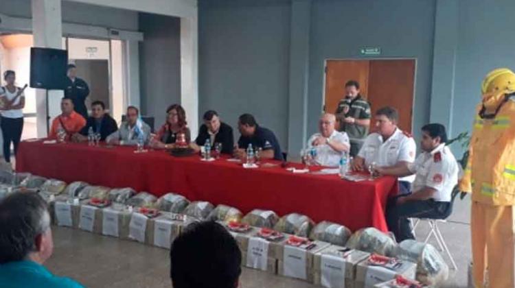 Entrega de equipamiento a Bomberos Voluntarios Entrega de equipamiento a Bomberos Voluntarios