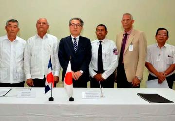 Embajada de Japón dona un camión de bomberos