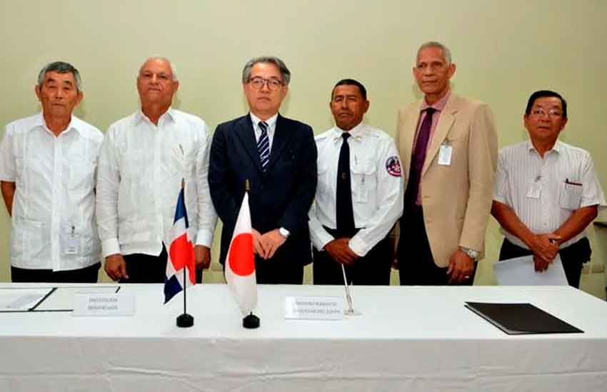 Embajada de Japón dona un camión de bomberos