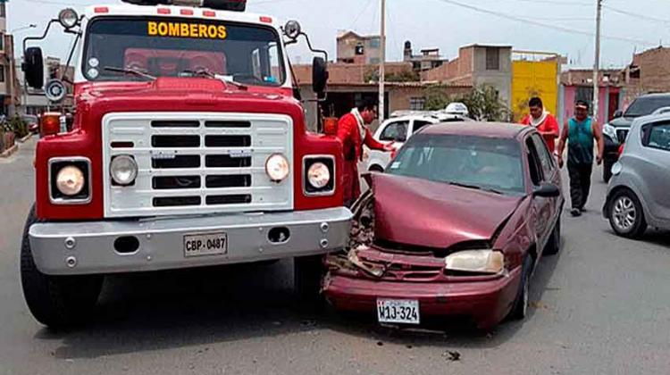 Camión de bomberos y auto se chocan en centro de Chiclayo