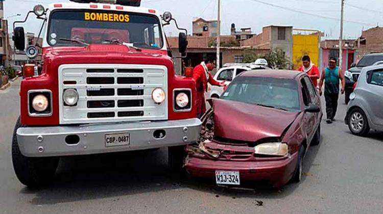 Camión de bomberos y auto se chocan en centro de Chiclayo Camión de bomberos y auto se chocan en centro de Chiclayo
