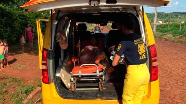 Mujer da a luz en una ambulancia de bomberos voluntarios Mujer da a luz en una ambulancia de bomberos voluntarios